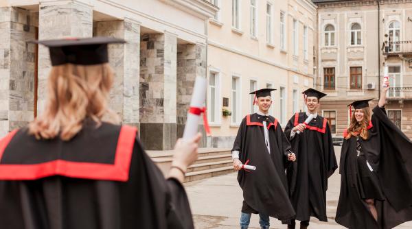 Mii de studenți români, căutați de Marea Britanie pentru datorii la stat. Ce se întâmplă cu împrumuturile luate pentru studii