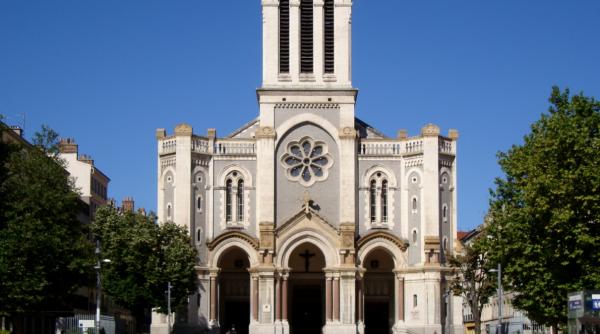 Un român care a jefuit o bătrână într-o catedrală din Saint-Étienne are interdicție pe viață să mai intre în Franța