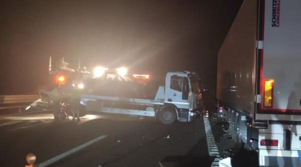 Camion românesc, accident pe o autostradă din Italia. O anvelopă i-a explodat în timpul unei depășiri