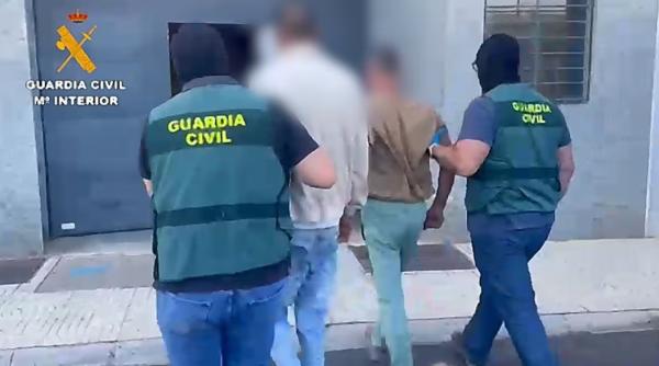 Doi români arestați în Spania, după ce au îndesat 30 de kg de marijuana în bagaje și au plecat spre România