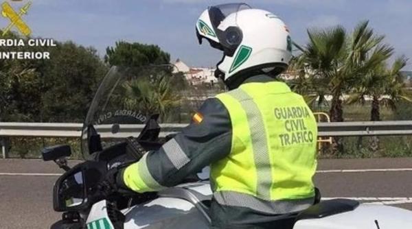 Un judecător din Spania a eliberat un român cu 70 de condamnări anterioare, care a încercat calce cu mașina doi polițiști