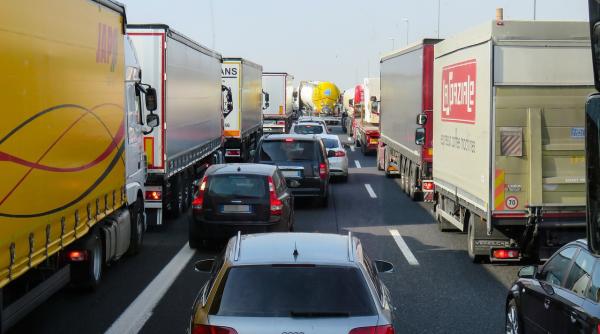 Șoferii de TIR din România nu mai sunt obligați să descarce sau să încarce marfa. Legea a fost promulgată 
