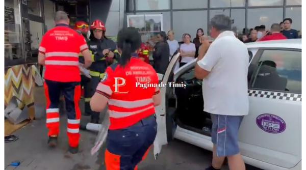 O mașină a intrat într-o mulțime de oameni care stătea la o coadă la un mall din Timișoara 