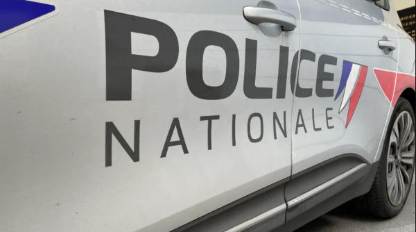 Un român din Franța a înghesuit 11 persoane, între care 7 copii, într-un Citroen și a plecat la plimbare. Poliția l-a reținut pe loc