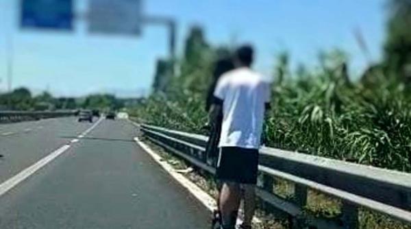 Tineri prinși pe autostradă cu trotineta electrică: "Mă grăbesc să ajung la Milano" 