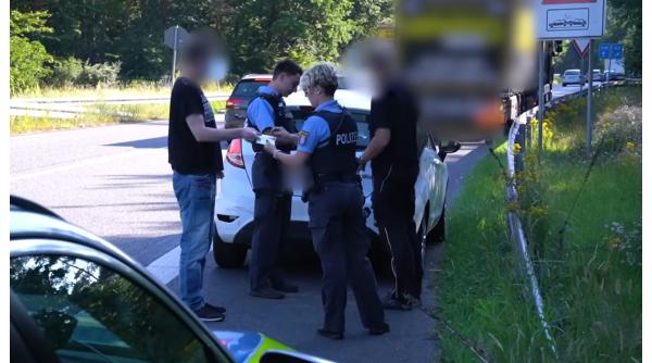 Curieri români din Germania, prinși când mutau "marfa" în mașinile personale, pe autostradă. Erau ajutați de niște prieteni 