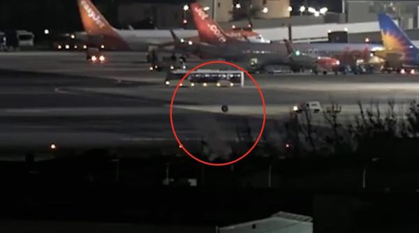 Un avion Ryanair a pierdut o roată pe pistă. Incidentul a fost surprins de camerele video