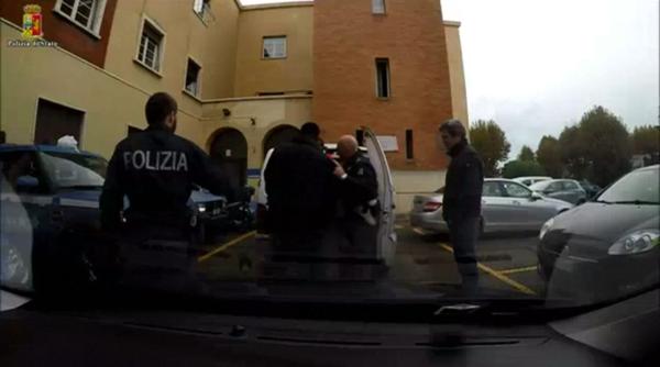 O româncă și fiul ei, condamnați în Italia pentru trafic de migranți. Domnica îi ascundea în cutii de carton pe care le sigila