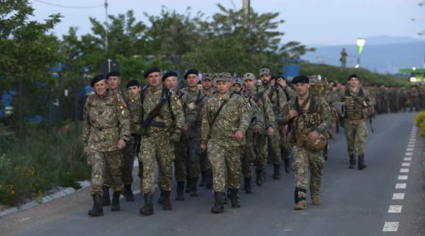 Comandant de unitate militară, prins cu carcase de porc și sute de litri de vin în birou. Militarii munceau la el acasă