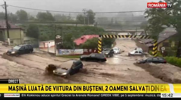Inundații puternice la Bușteni. Viitura a luat pe sus mai multe mașini, după ploile torențiale