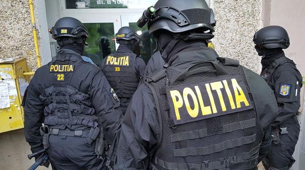 Doi membri ai clanului Cârpaci, ridicaţi de poliţişti. Ar fi obligat un bărbat să le doneze un rinichi în Germania