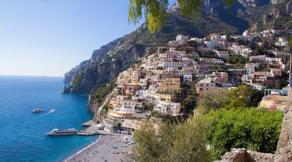 Turist, rănit grav după ce a fost mușcat de un pește în Italia. Experții au două variante 