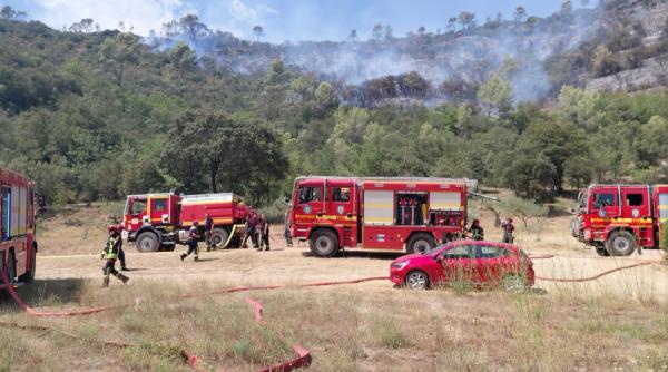 Pompierii români intervin pentru stingerea unui incendiu de vegetație în Departamentul Var, Franța