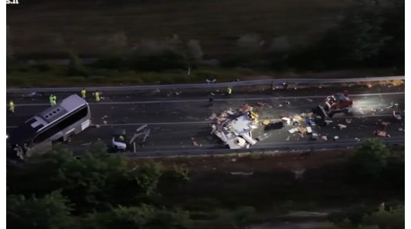 Șase morți și 34 de răniți într-un accident cumplit în Italia. Autocar turistic, rulotă și trei mașini, implicate