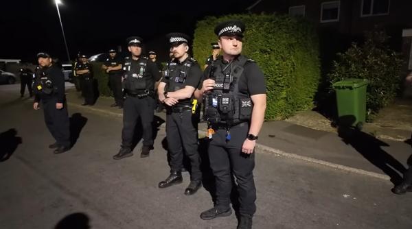 Violenţe în Anglia. Zeci de persoane au atacat locuinţe despre care credeau că adăpostesc solicitanţi de azil