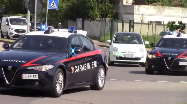 Au păcălit doi bătrâni și au fugit cu aur de 70.000 de euro. Cuplu prins în Italia cu fiul de 7 ani în mașină