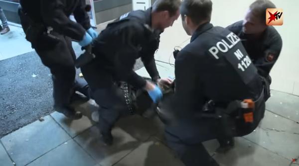 Adolescent român de 16 ani, acuzat că a furat de două ori aceeași mașină la Viena 