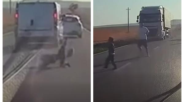Copil de 6 ani, căzut dintr-o mașină în mers, în Tulcea. A ajuns în fața unui TIR. Polițiștii au deschis dosar penal