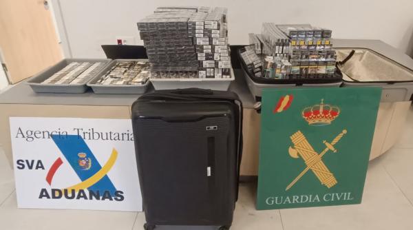 Un român a zburat în Ibiza cu 2.100 de pachete de țigări în bagaje. Amenda e de trei ori valoarea mărfii 