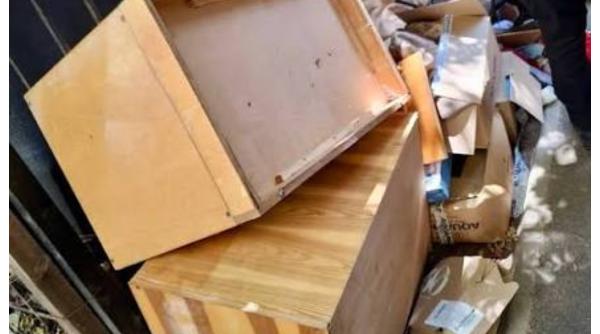 Două femei au găsit 86 000 euro într-un dulap vechi pe o stradă din Bologna. Trei persoane au revendicat banii 