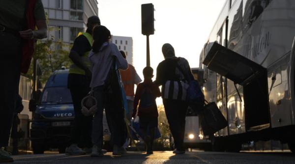 Paris: tabără cu sute de persoane fără adăpost, evacuată. O româncă și bebelușul ei de 6 luni, printre cei vizați