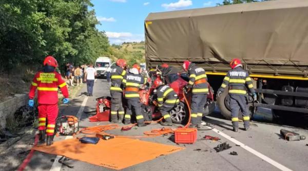 Accident grav în Mureș: Trei morţi şi patru răniţi, după coliziunea între trei autoturisme şi un camion militar