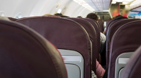 Au stat o oră blocați în avion, fără aer condiționat, înainte de zborul spre Istanbul. „Era de nesuportat”