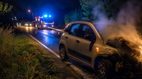 Un român de 28 de ani a rămas captiv în mașina cuprinsă de flăcări, într-un accident în Italia