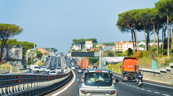 Doi români au mers 100 de kilometri pe autostradă, în Italia, cu fiul lor mort pe bancheta din spate: "Am crezut că doarme" 
