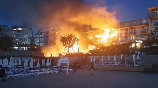 Incendiu uriaș în stațiunea Sozopol din Bulgaria. Turiștii au fost evacuați din hoteluri. Mărturii de la fața locului - VIDEO