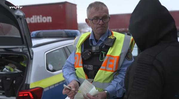Patru români, opriți pe o autostradă din Germania cu BMW-ul plin de "donații". Polițiștii n-au stat pe gânduri 