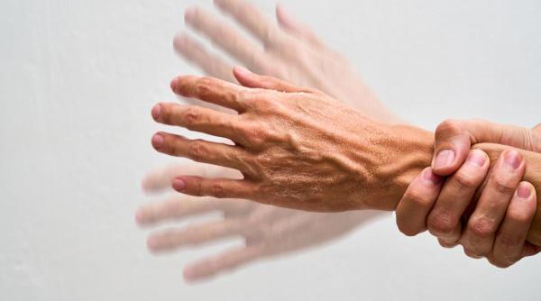 Plasture experimental pentru boala Parkinson. Monitorizare fără baterii