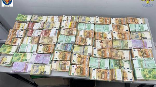 Un om fără adăpost din Italia a găsit o valiză cu peste 4000 euro și a aruncat bancnotele către trecători, pe stradă 