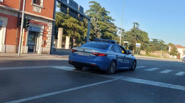 Un român de 37 de ani din Italia a spart o mașina și și-a schimbat hainele ca să scape de polițiști. Ce l-a dat totuși de gol 