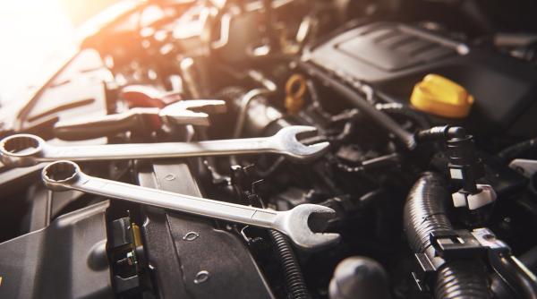Ai nevoie de un loc de muncă? Iată ce salariu oferă un service auto din Londra pentru un mecanic român