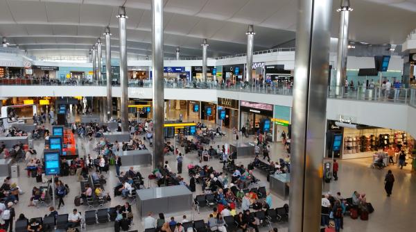 Haos pe aeroporturile din Marea Britanie: 177 de zboruri anulate și miercuri, după defecțiunea sistemului de control aerian