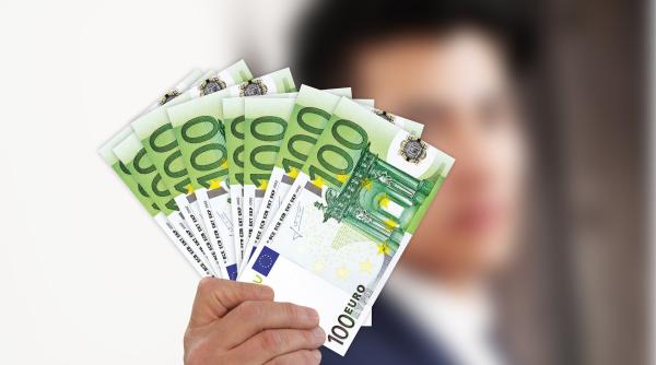 Grecia majorează salariul minim cu 32 de euro. Cât va primi în mână fiecare salariat