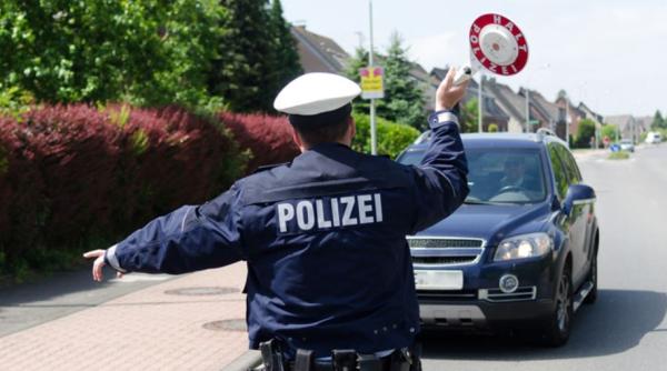 Cuplu de români de peste 50 de ani, reținut de poliția germană în drum spre Austria. Ce le-au găsit în mașină 