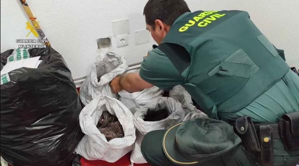Patru români din Spania, prinși cu portbagajul plin de cabluri de cupru. Pentru că șoferul era drogat, a fost confiscată și mașina