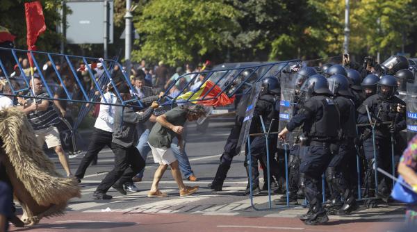 Protest în Piaţa Victoriei. 47 de persoane au ajuns la poliţie