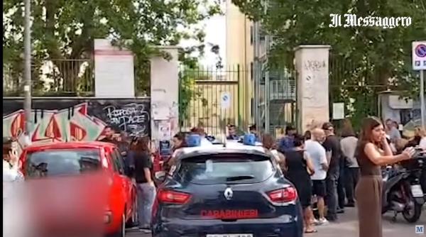 Roma: un elev de 13 ani și-a înjunghiat profesoara în clasă. Avea o cameră video și a încercat să transmită live