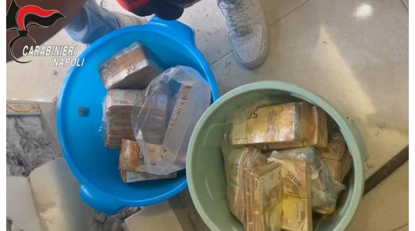 Peste 3 milioane de euro, găsiți de carabinieri în zidurile unei case din Italia 