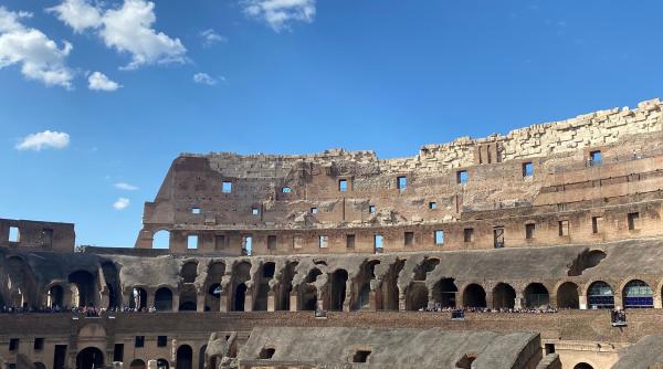 Tânăr muncitor, mort după ce a căzut de pe Colosseum în timpul turei de noapte