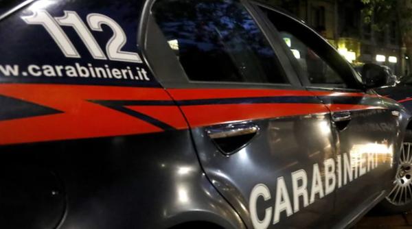 Clipe de panică într-o localitate din Bergamo. O femeie a înjunghiat un carabinier și a lăsat trei butelii de gaz deschise