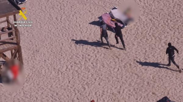 Minor român, reținut în Spania după ce a fost prins când fura telefoanele turiștilor de pe plajă