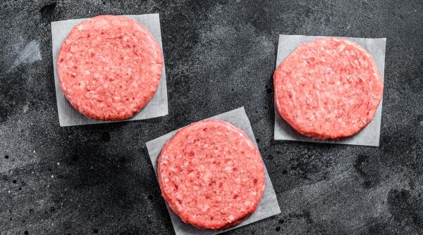 Alertă pentru românii din Italia: hamburgeri retrași din magazine din cauza riscului de salmonella