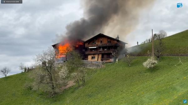 Doi moșieri din Austria, acuzați că au ascuns un român care a murit într-un incendiu la ferma lor. Acesta dormea cu fratele său într-un container 