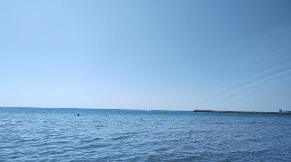 Premieră în ecologie: un material magnetic elimină 95% din microplasticele din apă