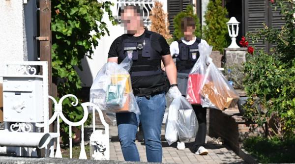 Razie în vila unor români din Germania care primeau ajutoare sociale. Polițiștii au confiscat mașini de lux, bijuterii și sute de mii de euro cash