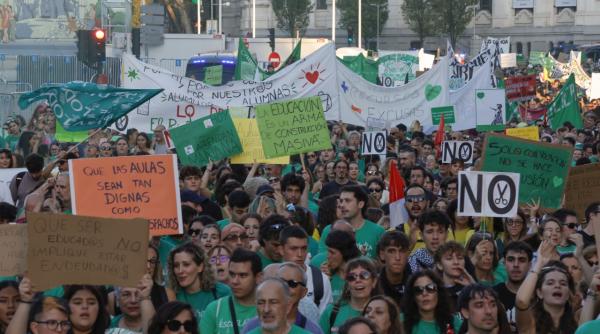 Grevă pe termen nelimitat în școlile din Madrid. Zeci de mii de profesori cer salarii mai mari și clase mai puțin aglomerate